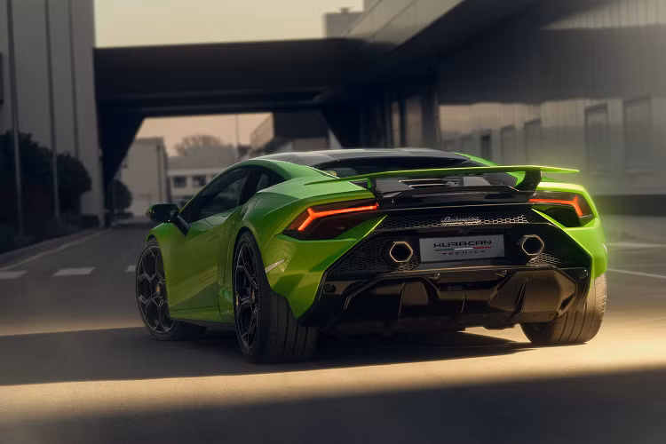 Chương trình cá nhân hoá Ad Personam mang đến 8 màu sơn ngoại thất với hơn 200 lựa chọn sơn bổ sung có sẵn, đi cùng với lựa chọn trang trí nội thất mới từ chất liệu da Alcantara dành riêng cho Tecnica, bên cạnh là những tuỳ chọn độc quyền khác như thiết kế - màu sắc đường chỉ may và thêu hoạ tiết “Tecnica” lên ghế.