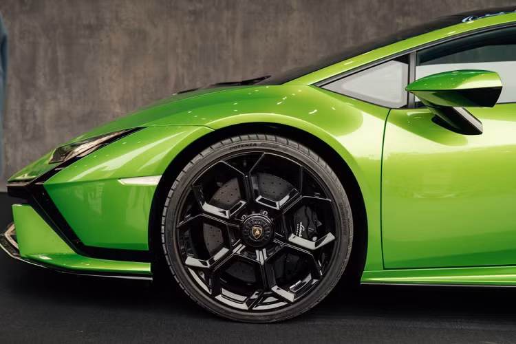 Hình dáng của Tecnica khác biệt hẳn so với những thành viên trong gia đình Huracan: dù sở hữu chiều cao và bề rộng tương đương với Huracan EVO và phom dáng lấy cảm hứng từ Essenza SCV 12, nhưng với chiều dài tăng thêm 6.1 cm giúp cho chiếc xe trông bám sát mặt đường và bề thế hơn.