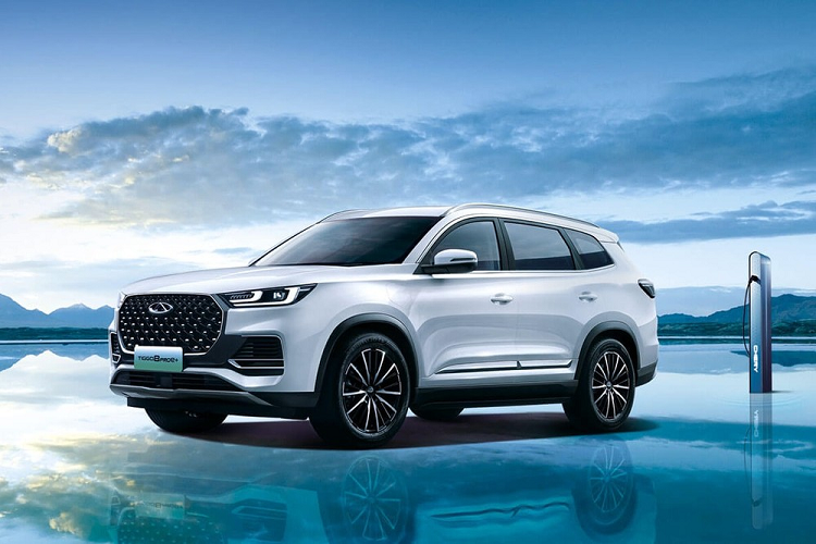 Trong khi đó, trang bị an toàn của mẫu xe này gồm có 6 túi khí, hệ thống kiểm soát hành trình, cảm biến hỗ trợ đỗ xe, camera lùi, phanh tay điện tử, tự động giữ phanh tạm thời, hỗ trợ khởi hành ngang dốc, hỗ trợ xuống dốc, cảnh báo áp suất lốp, cảnh báo điểm mù...