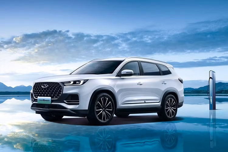 Trong khi đó, trang bị an toàn của mẫu xe này gồm có 6 túi khí, hệ thống kiểm soát hành trình, cảm biến hỗ trợ đỗ xe, camera lùi, phanh tay điện tử, tự động giữ phanh tạm thời, hỗ trợ khởi hành ngang dốc, hỗ trợ xuống dốc, cảnh báo áp suất lốp, cảnh báo điểm mù...