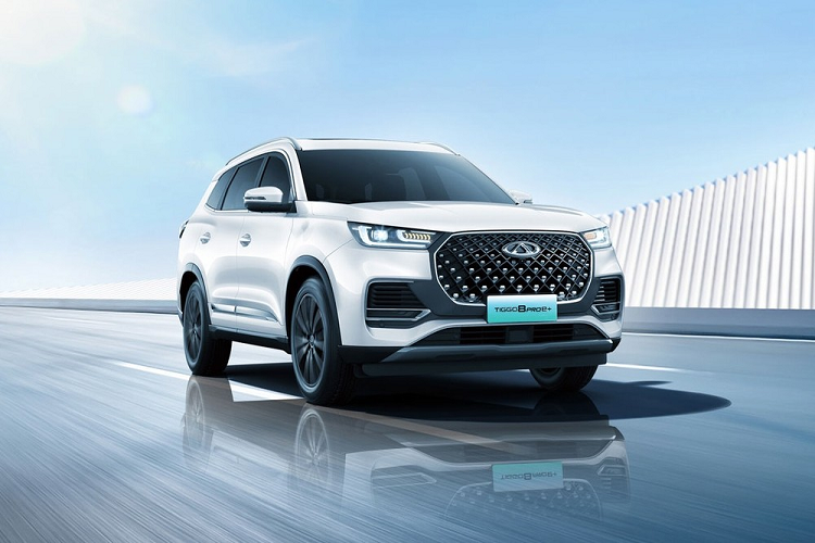 Mẫu crossover hạng trung này hiện đã được bán ở nhiều thị trường trên thế giới, trong đó có Philippines. Ở thị trường Đông Nam Á, mức giá xe Chery Tiggo 8 Pro e+ 2023 có mức khởi điểm từ 2,4 triệu Peso (khoảng 1,029 tỷ đồng). Sở dĩ Chery Tiggo 8 Pro e+ có giá khá cao vì đây là xe plug-in hybrid (PHEV).