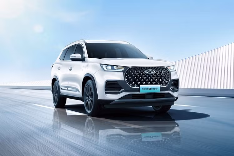 Mẫu crossover hạng trung này hiện đã được bán ở nhiều thị trường trên thế giới, trong đó có Philippines. Ở thị trường Đông Nam Á, mức giá xe Chery Tiggo 8 Pro e+ 2023 có mức khởi điểm từ 2,4 triệu Peso (khoảng 1,029 tỷ đồng). Sở dĩ Chery Tiggo 8 Pro e+ có giá khá cao vì đây là xe plug-in hybrid (PHEV).