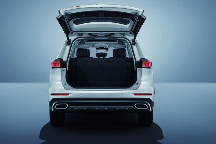 Đèn sương mù Chery Tiggo 8 Pro e+ 2023 nằm ngang ở hai góc cản trước, đường dập gân kéo dài trên sườn xe và 2 đầu ống xả giả mạ crôm. Bên cạnh đó là vành la-zăng hợp kim 18 inch, đèn pha tự động, gương chiếu hậu gập điện/chỉnh điện/tích hợp đèn báo rẽ, ăng ten vây cá, baga nóc và cửa cốp chỉnh điện.