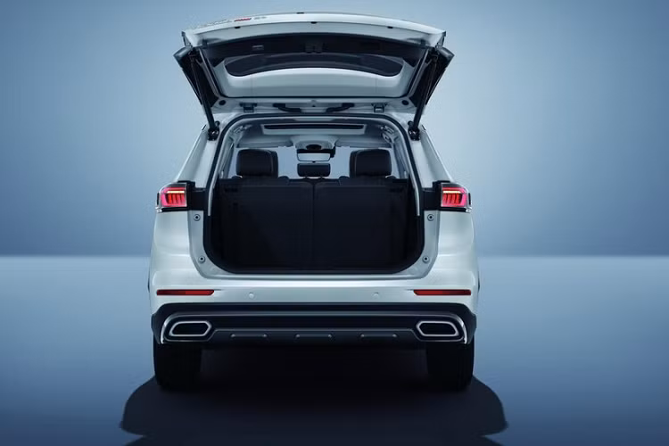 Đèn sương mù Chery Tiggo 8 Pro e+ 2023 nằm ngang ở hai góc cản trước, đường dập gân kéo dài trên sườn xe và 2 đầu ống xả giả mạ crôm. Bên cạnh đó là vành la-zăng hợp kim 18 inch, đèn pha tự động, gương chiếu hậu gập điện/chỉnh điện/tích hợp đèn báo rẽ, ăng ten vây cá, baga nóc và cửa cốp chỉnh điện.