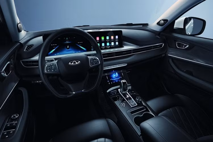 Bên trong Chery Tiggo 8 Pro e+ là không gian nội thất 3 hàng ghế với 7 chỗ ngồi. Tại đây, xe được trang bị vô lăng tích hợp phím chức năng, vô lăng/ghế bọc da, ghế chỉnh điện, chìa khóa thông minh, khởi động nút bấm, bảng đồng hồ kỹ thuật số.