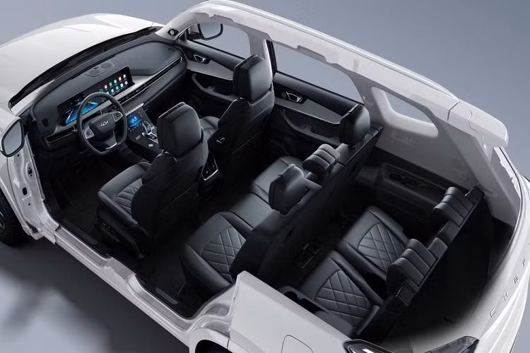 Nhờ đó, xe sở hữu tổng công suất 320 mã lực và mô-men xoắn cực đại 545 Nm. Ngoài ra, Chery Tiggo 8 Pro e+ còn có hộp số tự động DHT dành riêng cho xe hybrid và cụm pin lithium-ion với dung lượng 19,27 kWh. Pin cho phép xe chạy 75 km mà không cần dùng đến động cơ xăng. Thời gian sạc đầy pin cho xe là khoảng 3 tiếng đồng hồ.