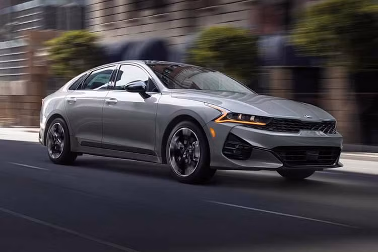 Cuối cùng là Kia K5 2024 động cơ hybrid, bao gồm máy xăng SmartStream G2.0 HEV, mô-tơ điện và hộp số tự động 6 cấp. Hệ truyền động này tạo ra công suất tổng cộng 152 mã lực và mô-men xoắn cực đại 188 Nm.