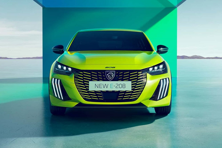 Nằm vắt ngang trên cửa cốp và nối giữa 2 đèn hậu vẫn là ốp màu đen bóng, tích hợp dòng chữ "Peugeot". Bên trong Peugeot 208 2024 là không gian nội thất không thay đổi nhiều so với phiên bản cũ. Điều này cũng không có gì khó hiểu vì nội thất của Peugeot 208 vốn đã hiện đại nhất phân khúc xe hatchback hạng B ở thị trường châu Âu.