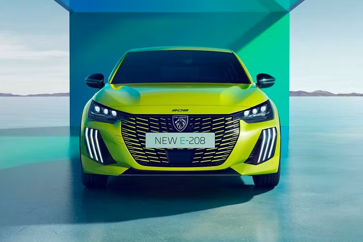 Nằm vắt ngang trên cửa cốp và nối giữa 2 đèn hậu vẫn là ốp màu đen bóng, tích hợp dòng chữ "Peugeot". Bên trong Peugeot 208 2024 là không gian nội thất không thay đổi nhiều so với phiên bản cũ. Điều này cũng không có gì khó hiểu vì nội thất của Peugeot 208 vốn đã hiện đại nhất phân khúc xe hatchback hạng B ở thị trường châu Âu.