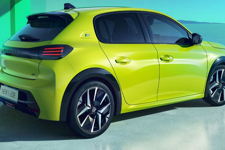 Cuối cùng là Peugeot E-208 2024 với mô-tơ điện mạnh 156 mã lực và cụm pin 51 kWh, cho phép xe chạy 400 km sau một lần sạc đầy pin.