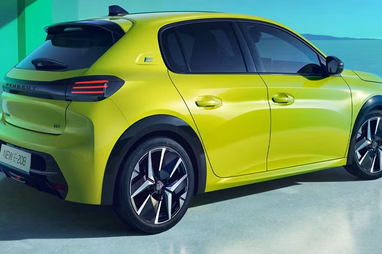 Cuối cùng là Peugeot E-208 2024 với mô-tơ điện mạnh 156 mã lực và cụm pin 51 kWh, cho phép xe chạy 400 km sau một lần sạc đầy pin.