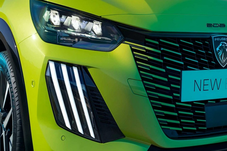 Thay đổi tiếp theo của Peugeot 208 2024 là vành la-zăng bên sườn. Tùy theo phiên bản, xe sẽ dùng vành 16 inch hoặc 17 inch. Trong đó, vành 17 inch được phay xước 2 màu, tạo cảm giác thể thao hơn. Ở khu vực phía sau, Peugeot 208 2024 cũng có một số cải tiến, thể hiện rõ qua đèn hậu. Bên trong đèn hậu LED là những dải đèn nằm ngang thay vì nằm dọc như phiên bản cũ.