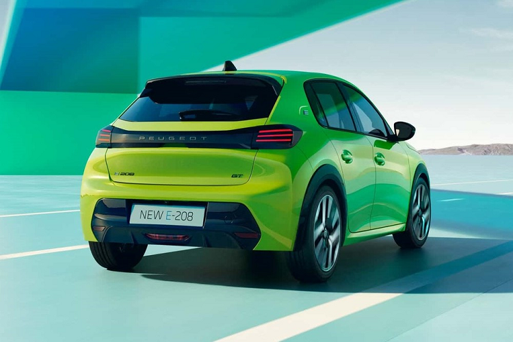 Bước sang phiên bản 2024, mẫu xe SUV Peugeot 208 được nâng cấp cả thiết kế lẫn công nghệ. Tuy nhiên, hãng Peugeot chỉ tung ra hình ảnh của phiên bản thuần điện E-208. Tương tự người anh em 2008 nâng cấp mới ra mắt cách đây vài tháng, Peugeot 208 2024 cũng được trang bị logo mới của thương hiệu Pháp.