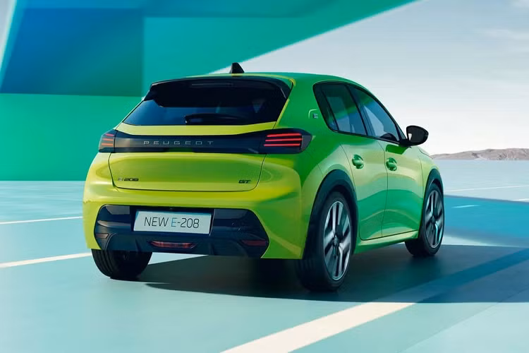 Bước sang phiên bản 2024, mẫu xe SUV Peugeot 208 được nâng cấp cả thiết kế lẫn công nghệ. Tuy nhiên, hãng Peugeot chỉ tung ra hình ảnh của phiên bản thuần điện E-208. Tương tự người anh em 2008 nâng cấp mới ra mắt cách đây vài tháng, Peugeot 208 2024 cũng được trang bị logo mới của thương hiệu Pháp.