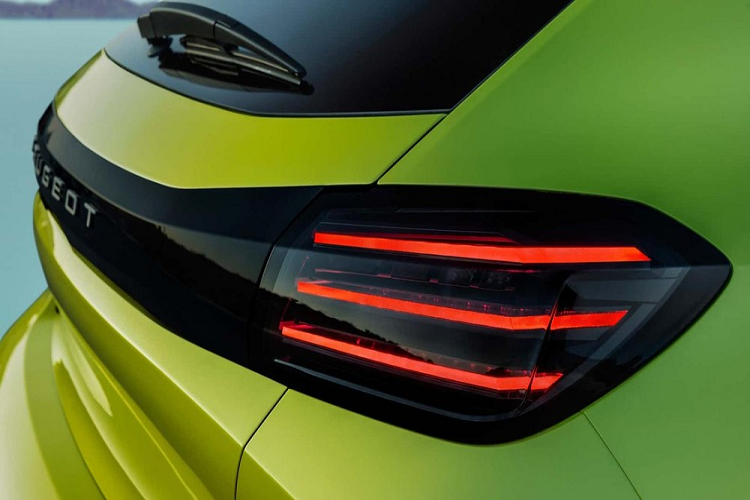 Cụ thể, Peugeot 208 2024 được trang bị màn hình cảm ứng trung tâm 10 inch tiêu chuẩn. Trong khi đó, bảng đồng hồ kỹ thuật số 10 inch của xe có thiết kế mới, thêm hiệu ứng không gian 3 chiều ở bản GT cao cấp nhất. Ở bản Active tiêu chuẩn, xe chỉ có bảng đồng hồ analog với màn hình đa thông tin 3,5 inch.