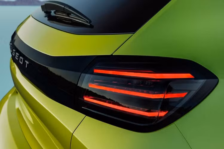 Cụ thể, Peugeot 208 2024 được trang bị màn hình cảm ứng trung tâm 10 inch tiêu chuẩn. Trong khi đó, bảng đồng hồ kỹ thuật số 10 inch của xe có thiết kế mới, thêm hiệu ứng không gian 3 chiều ở bản GT cao cấp nhất. Ở bản Active tiêu chuẩn, xe chỉ có bảng đồng hồ analog với màn hình đa thông tin 3,5 inch.