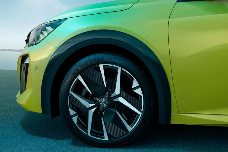 Khi mua Peugeot 208 2024, khách hàng có thể chọn 1 trong 5 loại động cơ. Đầu tiên là động cơ xăng 3 xi-lanh, dung tích 1.2L, sản sinh công suất tối đa 75 mã lực, kết hợp với hộp số sàn 5 cấp và hệ dẫn động cầu trước. Thứ hai là động cơ xăng 3 xi-lanh, dung tích 1.2L với công suất tối đa 100 mã lực và đi kèm hộp số sàn 6 cấp.