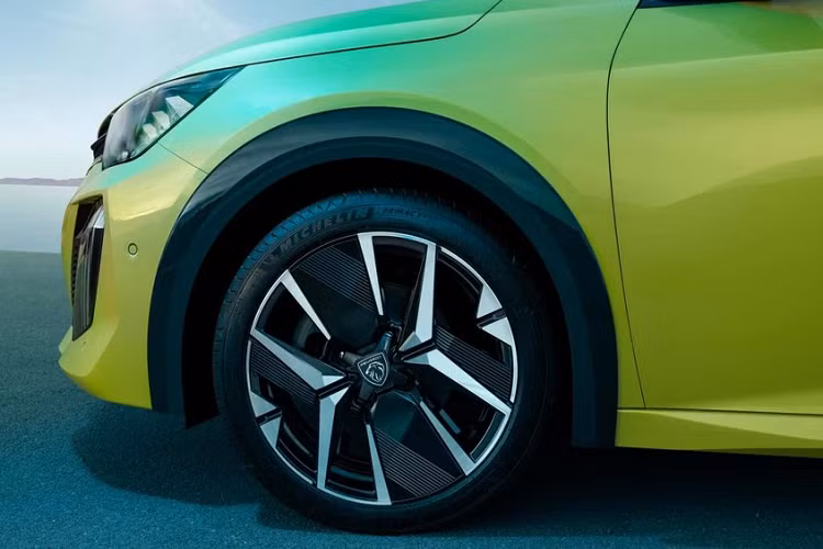 Khi mua Peugeot 208 2024, khách hàng có thể chọn 1 trong 5 loại động cơ. Đầu tiên là động cơ xăng 3 xi-lanh, dung tích 1.2L, sản sinh công suất tối đa 75 mã lực, kết hợp với hộp số sàn 5 cấp và hệ dẫn động cầu trước. Thứ hai là động cơ xăng 3 xi-lanh, dung tích 1.2L với công suất tối đa 100 mã lực và đi kèm hộp số sàn 6 cấp.