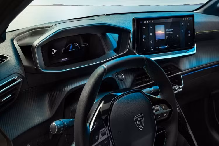 Ngoài ra, xe còn có 2 loại động cơ mild hybrid với máy xăng như trên, tạo ra công suất tối đa 100 mã lực hoặc 136 mã lực. Hai động cơ mild hybrid sẽ đồng hành cùng hộp số tự động ly hợp kép 6 cấp.