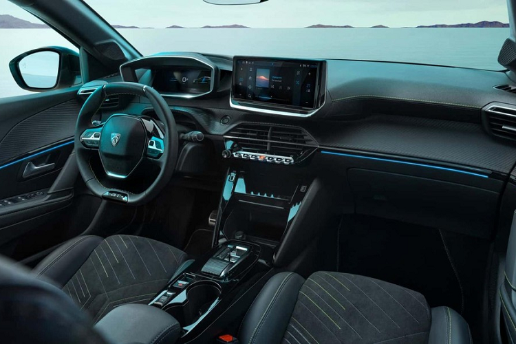 Thay đổi còn lại của Peugeot 208 2024 nằm ở logo mới trên vô lăng. Những phiên bản dùng hộp số sàn 6 cấp sẽ được bổ sung cần số cải tiến. Trong khi đó, bản GT sẽ được trang bị hệ thống đèn viền trang trí nội thất, ghế bọc Alcantara màu đen với viền chỉ màu xanh lá Adamite Green. Trên bệ tì tay và mặt táp-lô cũng có những điểm nhấn màu xanh lá tương tự.