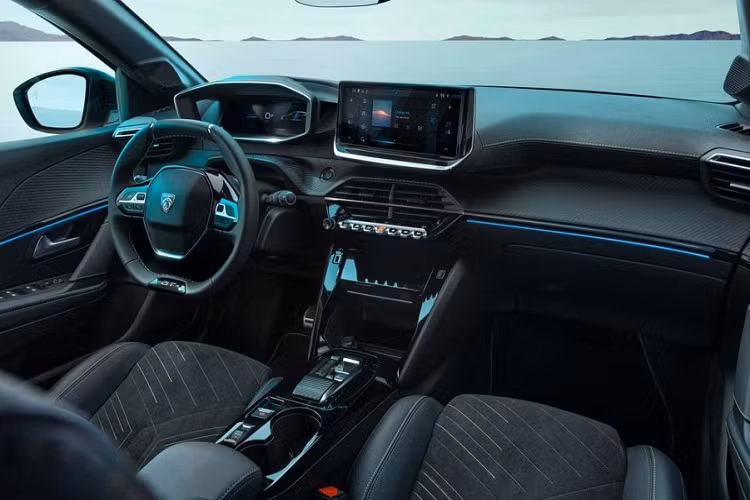 Thay đổi còn lại của Peugeot 208 2024 nằm ở logo mới trên vô lăng. Những phiên bản dùng hộp số sàn 6 cấp sẽ được bổ sung cần số cải tiến. Trong khi đó, bản GT sẽ được trang bị hệ thống đèn viền trang trí nội thất, ghế bọc Alcantara màu đen với viền chỉ màu xanh lá Adamite Green. Trên bệ tì tay và mặt táp-lô cũng có những điểm nhấn màu xanh lá tương tự.