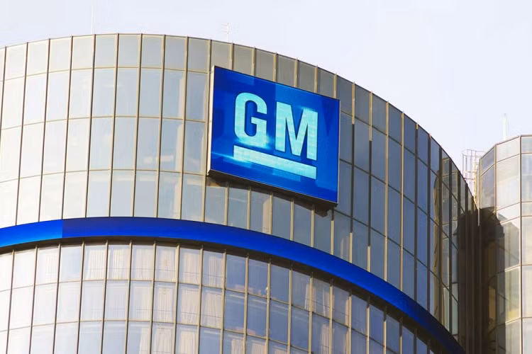 Chatbot AI được ra mắt vào tháng 11/2022, được sử dụng cho việc viết bài tiểu luận, viết email,... và đã được tích hợp vào phiên bản mới của Microsoft Bing vào tháng trước. Nhờ đó, Bing đã lấy lại vị thế trên Google và cán mốc 100 triệu người dùng hoạt động hàng ngày chỉ trong tuần.