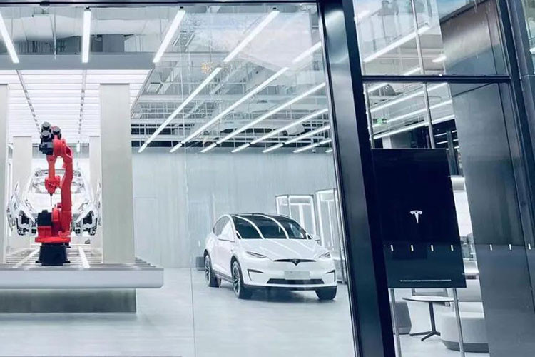 Nhằm giúp khách hàng tìm hiểu về cách chế tạo xe điện, Tesla đã chính thức mở cửa Giga Lab đầu tiên tại Thành Đô, Trung Quốc và đón tiếp khách tham quan từ đầu tháng 6. Tại đây, hãng xe điện nước Mỹ sẽ trưng bày một phần quy trình sản xuất của mình trong một không gian nhỏ.