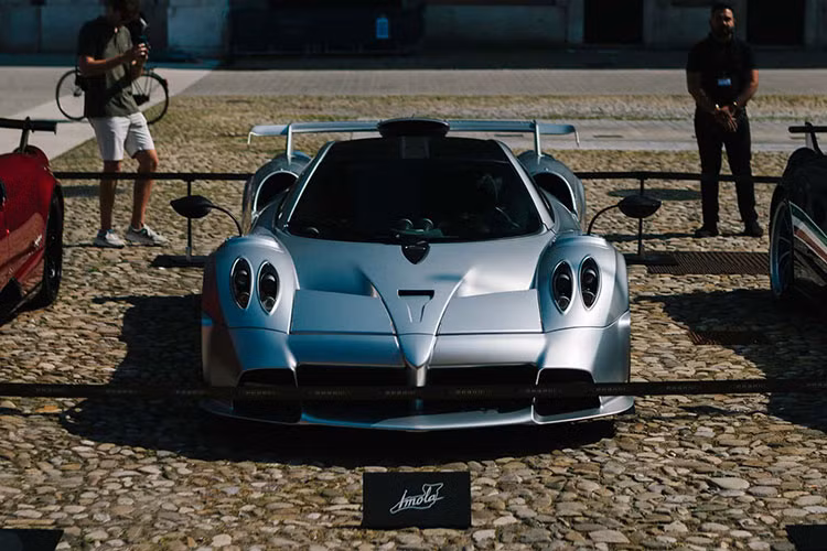 Kể từ khi mới thành lập đến lúc này, Pagani vẫn chưa bán được quá 500 xe. Vì lẽ đó, nhiều khả năng trong những sự kiện kỷ niệm lớn về sau này, người hâm mộ vẫn sẽ được bắt gặp những chiếc hypercar với động cơ V12 và số lượng hạn chế như ngày nay.