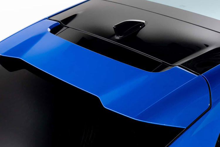 Cánh lướt gió gắn trên kính hậu và đuôi xe thiết kế vuốt nhọn cũng đóng vai trò định hướng luồng gió, cùng với dải đèn hậu cũng mang phong cách mũi tên hướng vào trong. Phía dưới, cụm cản được tạo hình hầm hố và góp phần che khuất các ống xả.