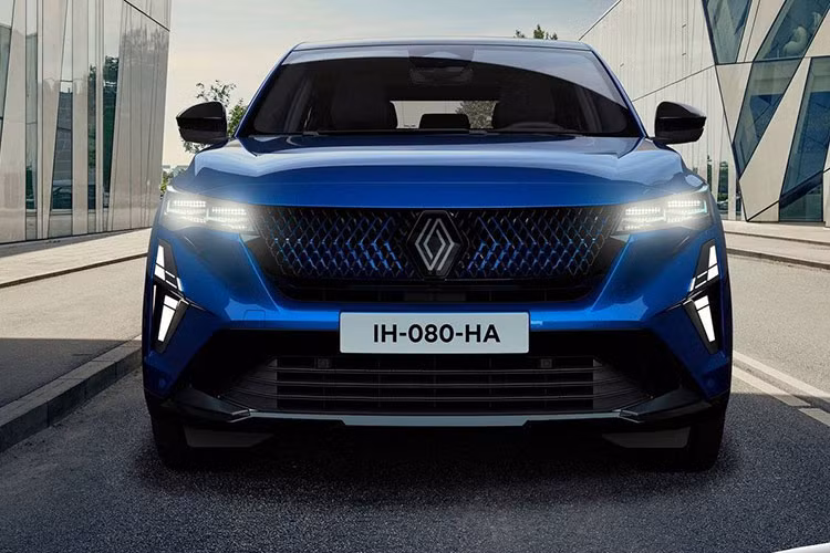 Quá trình sản xuất sẽ diễn ra tại nhà máy Palencia ở Tây Ban Nha. Ngoài các đối thủ chính là Peugeot 408 và Citroen C5X fastback, Rafale cũng sẽ cố gắng giành thị phần từ các dòng hạng sang như Mercedes-Benz GLC Coupe, BMW X4 hay Audi Q5 Sportback.