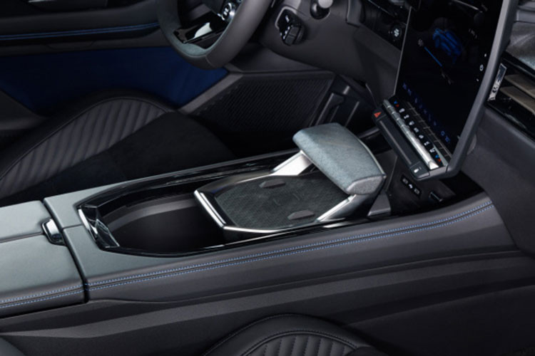 Ở trạng thái cao cấp nhất, Rafale sẽ có ghế thể thao được bọc da Alcantara với đường chỉ khâu ba màu và có biểu tượng Alpine phát sáng trên lưng ghế. Renault cũng sử dụng đá phiến nhuộm màu cho các chi tiết trang trí trên bảng điều khiển và hệ thống đèn nền chiếu sáng thông minh có thể tự động điều chỉnh theo thời gian trong ngày.