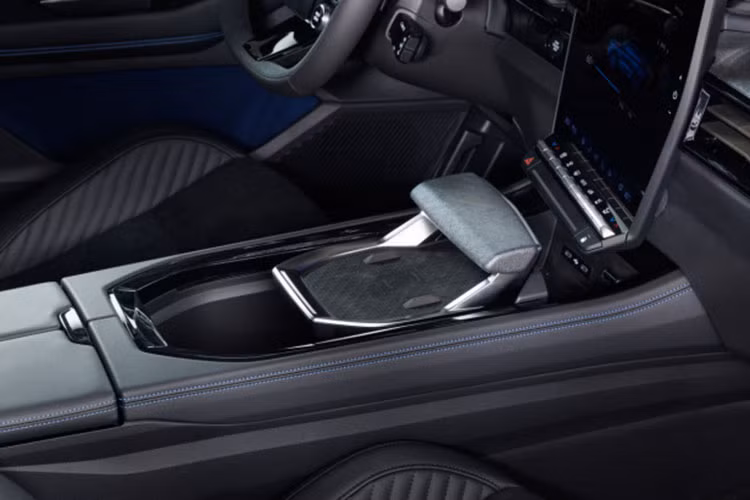 Ở trạng thái cao cấp nhất, Rafale sẽ có ghế thể thao được bọc da Alcantara với đường chỉ khâu ba màu và có biểu tượng Alpine phát sáng trên lưng ghế. Renault cũng sử dụng đá phiến nhuộm màu cho các chi tiết trang trí trên bảng điều khiển và hệ thống đèn nền chiếu sáng thông minh có thể tự động điều chỉnh theo thời gian trong ngày.