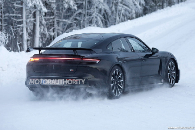 Porsche Taycan Turbo S 2024 dự kiến ra mắt vào cuối năm nay và bắt đầu bán ra từ đầu năm 2024. Tại Việt Nam, Porsche Taycan hiện được phân phối với 2 biến thể Sedan và Cross Turismo, đi kèm mức giá dao động từ 4,17 tỷ đồng đến 8,27 tỷ đồng.