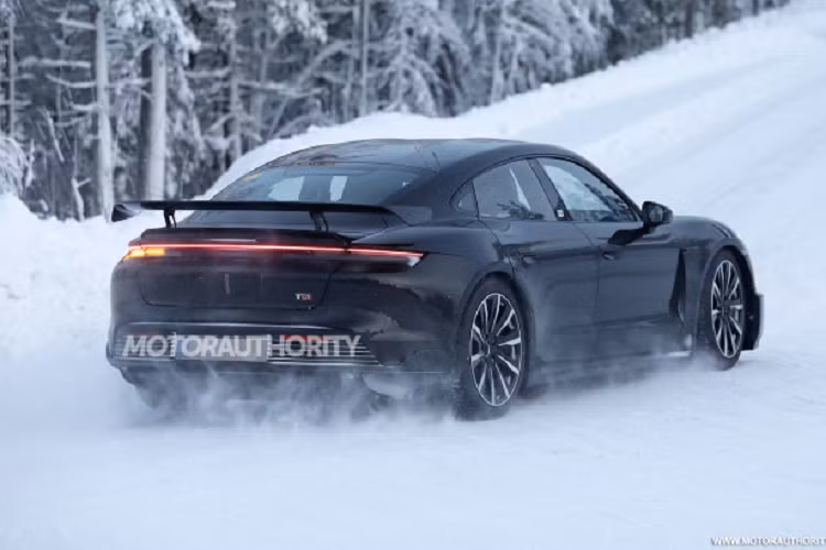 Porsche Taycan Turbo S 2024 dự kiến ra mắt vào cuối năm nay và bắt đầu bán ra từ đầu năm 2024. Tại Việt Nam, Porsche Taycan hiện được phân phối với 2 biến thể Sedan và Cross Turismo, đi kèm mức giá dao động từ 4,17 tỷ đồng đến 8,27 tỷ đồng.