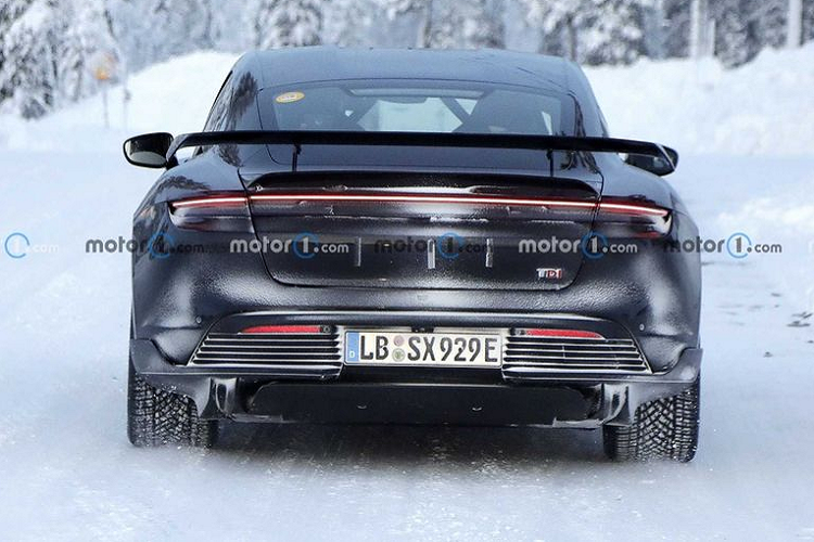 Điểm nhấn của mẫu xe thể thao hiệu suất cao nằm ở khu vực phía sau với cánh gió cỡ lớn và logo TDI.