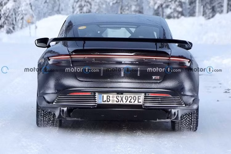 Điểm nhấn của mẫu xe thể thao hiệu suất cao nằm ở khu vực phía sau với cánh gió cỡ lớn và logo TDI.