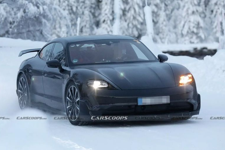 So với những phiên bản Taycan tiêu chuẩn, Porsche Taycan Turbo S 2024 chạy điện sở hữu ngoại hình thể thao hơn nhờ được trang bị gói ngoại thất khí động học với ốp hông, cản trước và sau hoàn toàn mới.