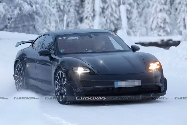 So với những phiên bản Taycan tiêu chuẩn, Porsche Taycan Turbo S 2024 chạy điện sở hữu ngoại hình thể thao hơn nhờ được trang bị gói ngoại thất khí động học với ốp hông, cản trước và sau hoàn toàn mới.