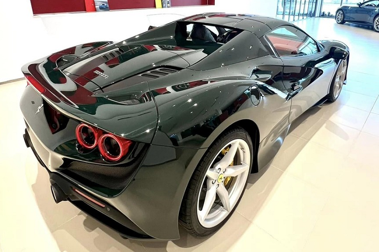 Với thương hiệu Ferrari, màu đỏ mới là màu chủ đạo trên những chiếc siêu xe, chính vì thế với một màu độc như British Racing Green thì đại gia Việt chắc chắn phải chi ra số tiền không nhỏ để cá nhân hóa màu sơn này.