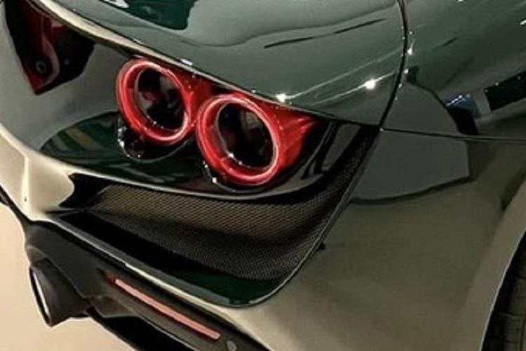 Trước đó, đã có vài chiếc Ferrari F8 được đưa về Việt Nam, tuy nhiên hầu hết trong số chúng đều mang ngoại thất màu trắng, vàng hoặc đen. Sự xuất hiện của Ferrari F8 Spider màu British Racing Green độc đáo này đã cho thấy độ chịu chơi của đại gia Việt Nam.