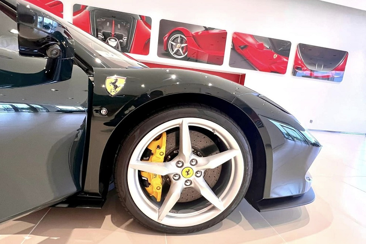Ngoài bộ áo British Racing Green ra, chiếc siêu xe mui trần Ferrari F8 Spider này còn có nhiều chi tiết được sơn đen nhám, xe khi về đến tay chủ nhân đã được lắp bộ mâm 5 chấu kép xoắn sơn màu tối, đúng chất của dòng xe Ferrari F8.