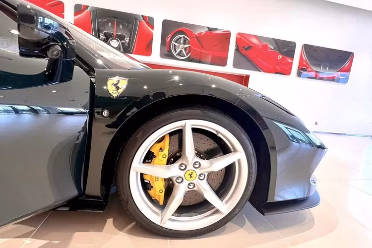 Ngoài bộ áo British Racing Green ra, chiếc siêu xe mui trần Ferrari F8 Spider này còn có nhiều chi tiết được sơn đen nhám, xe khi về đến tay chủ nhân đã được lắp bộ mâm 5 chấu kép xoắn sơn màu tối, đúng chất của dòng xe Ferrari F8.
