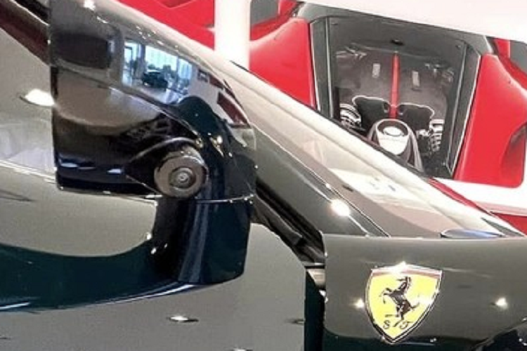 British Racing Green (BRG), là một màu tương tự như xanh lá cây Brunswick, màu xanh lục, hay màu xanh lá cây của rừng hoặc màu xanh rêu, cái tên này được lấy từ màu xanh lục của cuộc đua môtô quốc tế của Vương quốc Anh. Điều này bắt nguồn từ Cúp Gordon Bennett năm 1903 , được tổ chức tại Ireland (khi đó vẫn là một phần của Vương quốc Anh), vì đua xe trên đường công cộng là bất hợp pháp ở Vương quốc Anh.