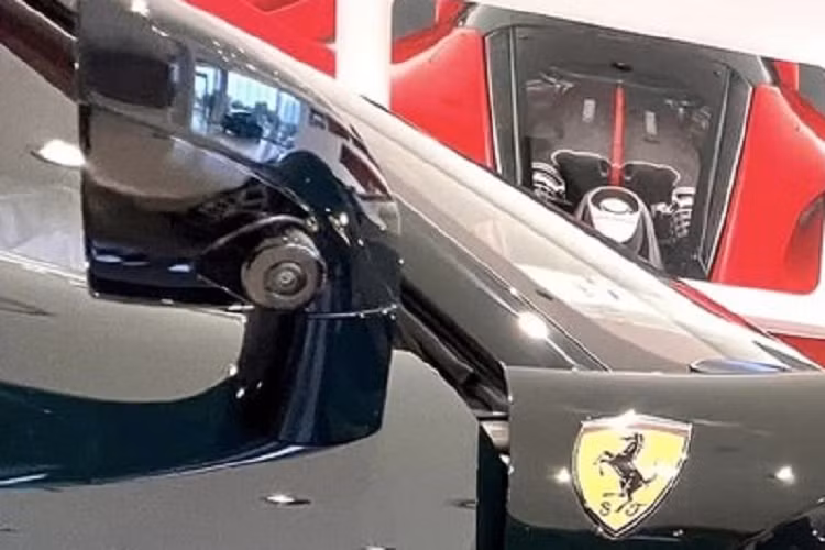 British Racing Green (BRG), là một màu tương tự như xanh lá cây Brunswick, màu xanh lục, hay màu xanh lá cây của rừng hoặc màu xanh rêu, cái tên này được lấy từ màu xanh lục của cuộc đua môtô quốc tế của Vương quốc Anh. Điều này bắt nguồn từ Cúp Gordon Bennett năm 1903 , được tổ chức tại Ireland (khi đó vẫn là một phần của Vương quốc Anh), vì đua xe trên đường công cộng là bất hợp pháp ở Vương quốc Anh.