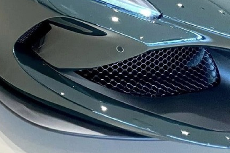 Số lượng siêu xe Ferrari tại Việt Nam mang nội thất màu đỏ chỉ đếm trên đầu ngón tay, nhưng ngay cả khi xếp chiếc F8 Spider này với 1 xe Ferrari nào đó mang nội thất đỏ rực rỡ cũng sẽ thấy sự khác biệt, lý do là chiếc xe Ferrari F8 Spider chọn loại da Alcantara cao cấp và dễ thấy, ghế ngồi có 2 màu đỏ là đậm và nhạt ở phần lưng ghế.