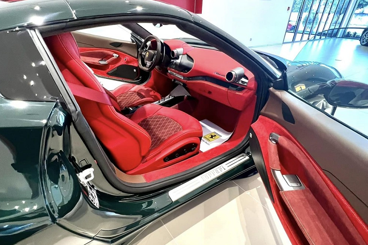 Điểm tương phản trong khoang lái của xe Ferrari F8 Spider này chính là vô lăng, 1 chút bằng điều khiển trung tâm hay phần bảng điều khiển ở cần số có màu đen. Vì là phiên bản mui trần, vì thế ngoài 2 nút chỉnh gương ra như F8 Tributo, Ferrari F8 Spider còn có thêm 1 nút đóng, mở mui xe và 1 nút chỉnh kính chắn gió nhỏ, nối liền giữa phần mui với ghế ngồi.