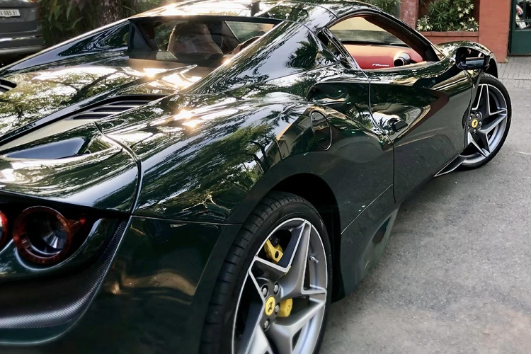 Sức mạnh này được truyền đến bánh sau của xe thông qua hộp số tự động ly hợp kép 7 cấp, nhờ đó, siêu xe mui trần Ferrari F8 Spider có thể tăng tốc lên 100 km/h từ vị trí đứng yên trong thời gian chỉ 2,9 giây, 0 đến 200 km/h trong 8,4 giây trước khi đạt vận tốc tối đa 325 km/h khi mở mui và 340 km/h khi mui được đóng kín.