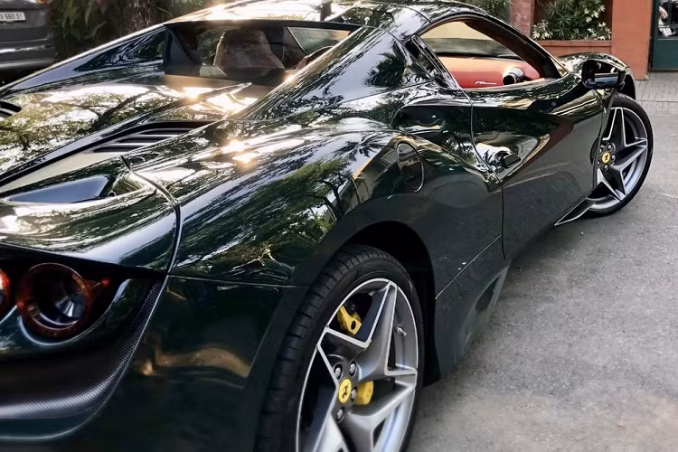 Sức mạnh này được truyền đến bánh sau của xe thông qua hộp số tự động ly hợp kép 7 cấp, nhờ đó, siêu xe mui trần Ferrari F8 Spider có thể tăng tốc lên 100 km/h từ vị trí đứng yên trong thời gian chỉ 2,9 giây, 0 đến 200 km/h trong 8,4 giây trước khi đạt vận tốc tối đa 325 km/h khi mở mui và 340 km/h khi mui được đóng kín.