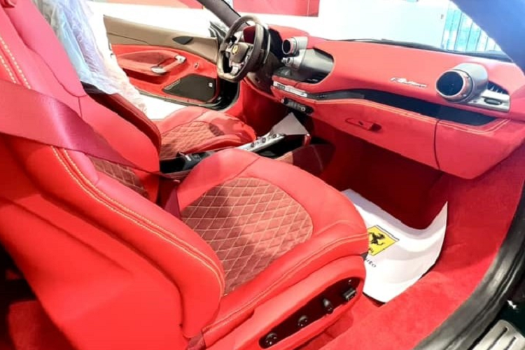 Điểm khác biệt của Ferrari F8 Spider so với mẫu xe Ferrari F8 Tributo chính là việc bản mui trần có mui xếp cứng dễ dàng đóng hoặc mở trong thời gian khoảng 14 giây. Bên cạnh đó còn có vách ngăn nhỏ bằng kính nằm ngay giữa hai ghế ngồi của Ferrari F8 Spider được điều chỉnh bằng nút bấm trong khoang lái.