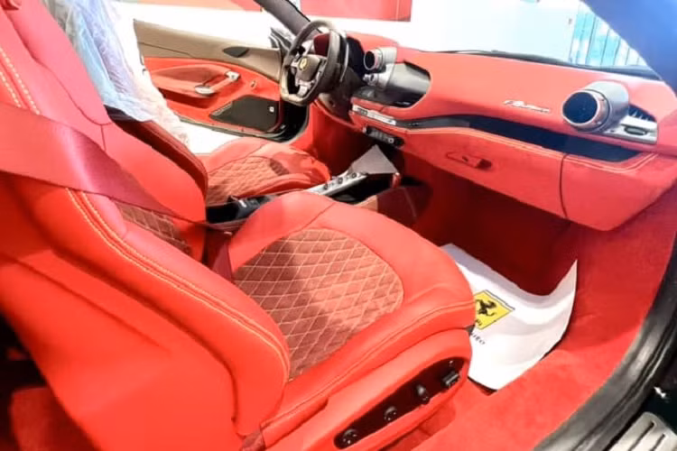 Điểm khác biệt của Ferrari F8 Spider so với mẫu xe Ferrari F8 Tributo chính là việc bản mui trần có mui xếp cứng dễ dàng đóng hoặc mở trong thời gian khoảng 14 giây. Bên cạnh đó còn có vách ngăn nhỏ bằng kính nằm ngay giữa hai ghế ngồi của Ferrari F8 Spider được điều chỉnh bằng nút bấm trong khoang lái.